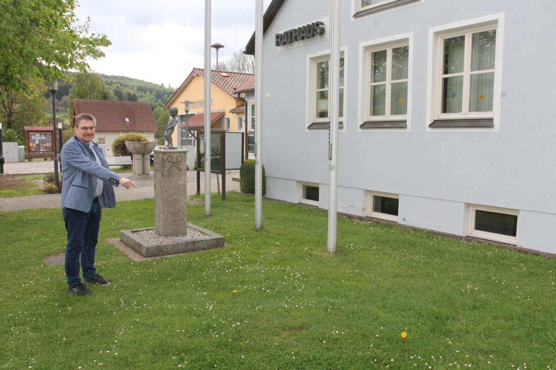 Georgenberg. Bürgermeister Wolfgang Bock plant einen rund um die Uhr zugänglichen, selbstbedienbaren Dorfmarkt vor dem Rathaus. Das Konzept setzt auf moderne Technik und regionale Produkte, wobei die Bürgermeinung für die optimale Gestaltung essentiell ist.