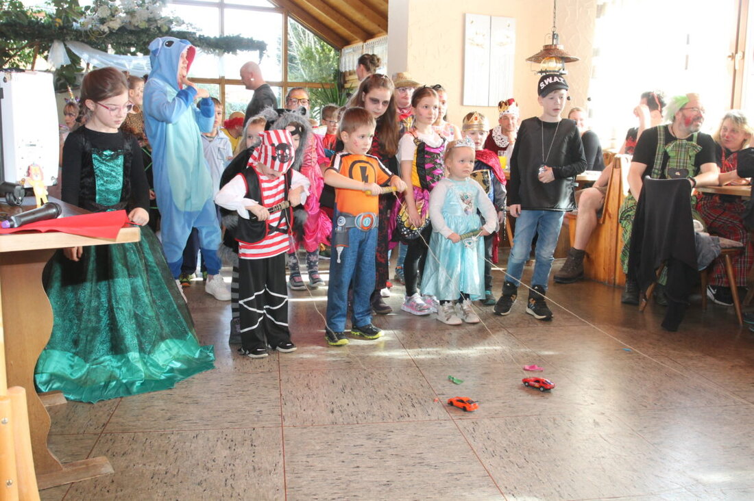 Georgenberg. Der Kinderfasching der Siedlergemeinschaft setzte den traditionellen Abschluss der Faschingssaison mit Autorennen und Spielen. Die Familie Lang und Unterstützer sorgten für Unterhaltung und Musik.