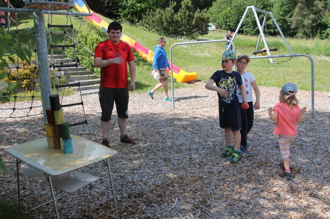 Georgenberg. Traumhaftes Wetter begünstigte am Samstag, 31. Mai, das erfolgreiche Spielplatzfest der Siedlergemeinschaft. Attraktive Spiele und eine neue Sitzgruppe sorgten für Freude bei Kindern und Erwachsenen.