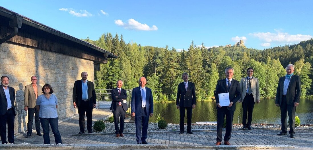 Flossenbürg. Von einem „neuen Sahnehäubchen“ im Geopark Bayern-Böhmen spricht dessen Vorsitzender, Landrat a. D. Karl Döhler. Und er hat die Förderzusage für das Projekt Steinhauerhaus am Nationalen Geotop Schlossberg dabei. [&hellip;]