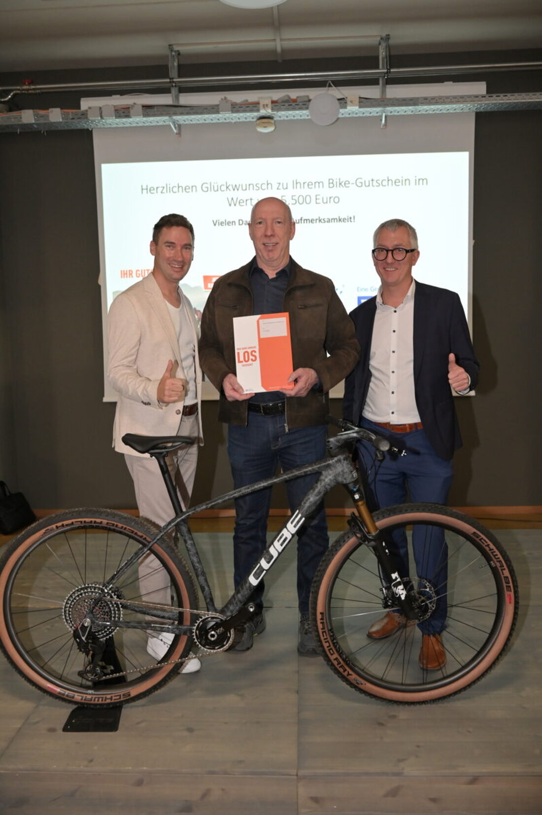 Weiden. Gerald Rittner gewinnt bei der Sonderauslosung des Gewinnsparvereins Bayern ein individuell konfiguriertes CUBE-Bike im Wert von 5.500 Euro. Die feierliche Übergabe fand im CUBE-Werk in Waldershof statt.