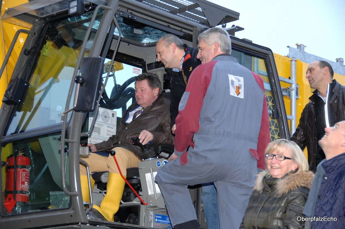 Floß. Offiziell ist es eine Gemeindeverbindungsstraße, die zwar nicht geteert ist und hauptsächlich wohl nur von einigen Landwirten genutzt wird, dennoch ist die Marktgemeinde für den Unterhalt des Weges zwischen [&hellip;]
