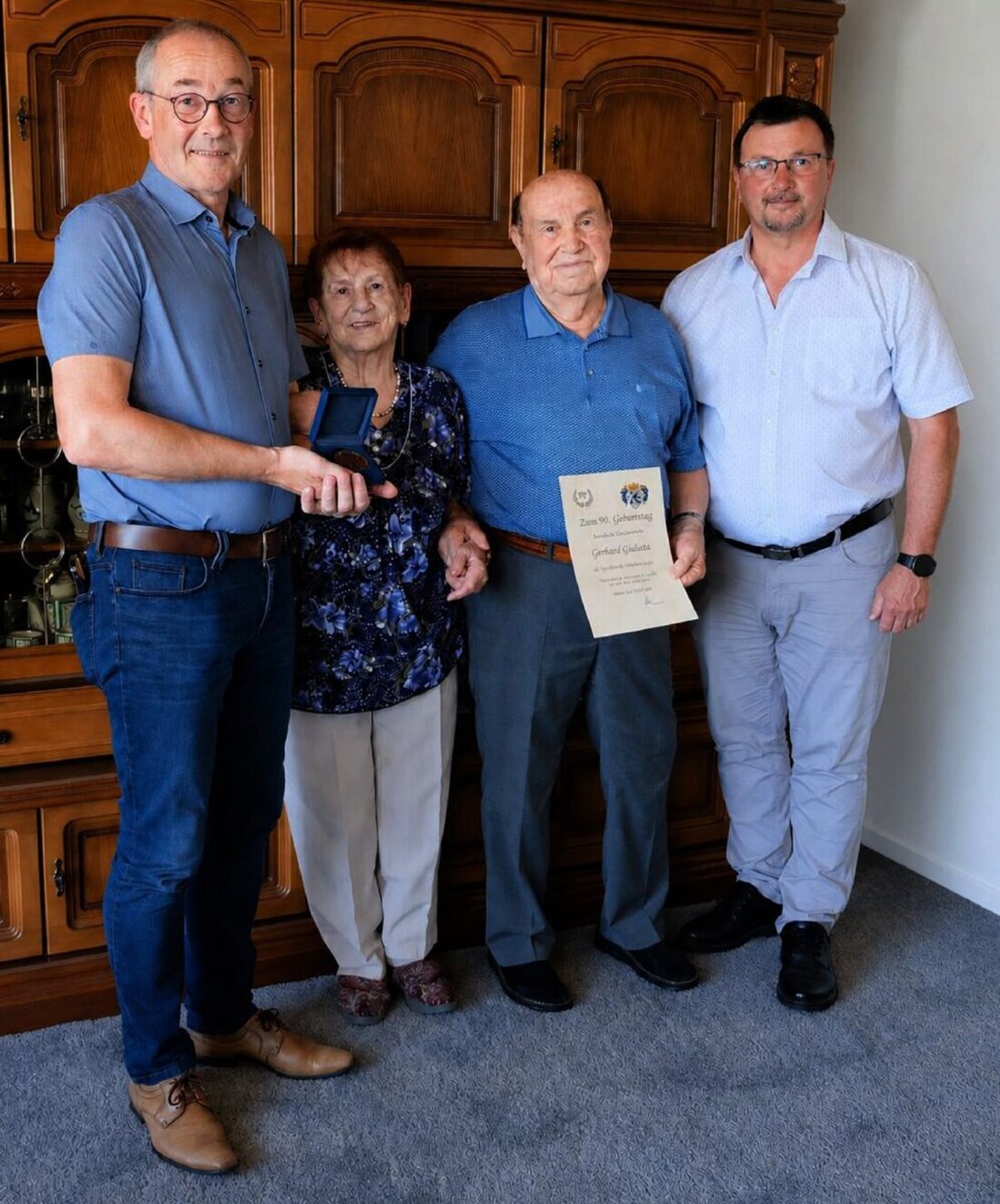 Rieden. Im Kreise seiner Lieben feierte Gerhard Gattaut aus Rieden am 26. Mai seinen stolzen 90. Geburtstag. Riedens Bürgermeister Erwin Geitner überbrachte persönlich die Glückwünsche der Gemeinde, eine Urkunde und einen Wertgutschein für ortsansässige Geschäfte sowie die Landkreismedaille in Bronze ins traute Heim. Zu den persönlichen Gratulanten gehörte auch der evangelische Pfarrer Alfredo Malikoski, der die Segenswünsche der gesamten Kirchengemeinde überbrachte und sein außergewöhnliches Lebenswerk würdigte.