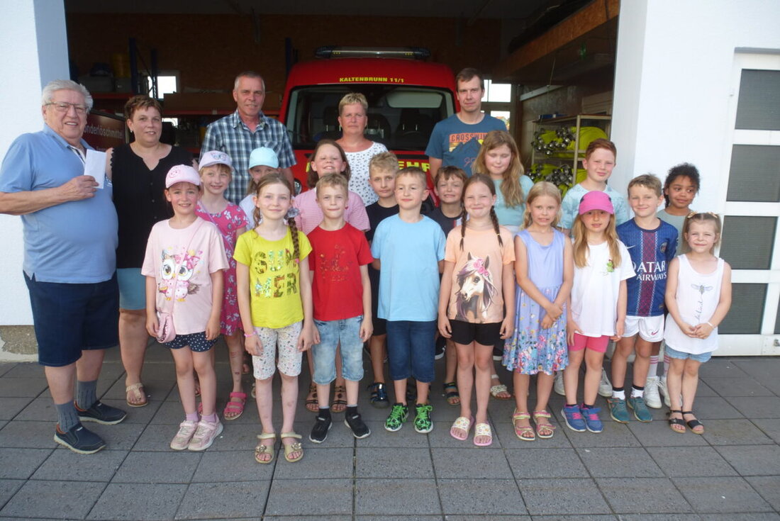 Kaltenbrunn. Bereits 2025 hat der ehemalige Kaltenbrunner Gerhard Krapf, wohnhaft in Weiden, 1.000 Euro zur Gründung der Kinderfeuerwehr gespendet. Am Samstag sorgte er am Rande der Sonnwendfeier erneut für eine willkommene Überraschung: Zur Unterstützung des Projekts Kinderfeuerwehr übergab er nochmals 1.000 Euro.