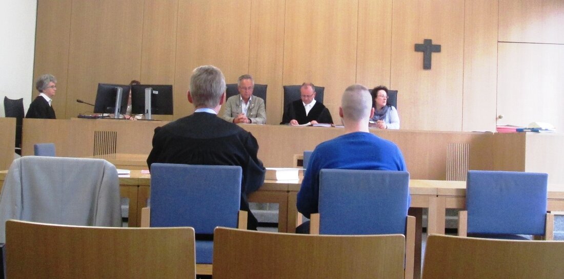 Weiden. Mitte August letzten Jahres soll der 22-jährige Maximilian P. Gegenstände von einer Brücke aus auf die Autobahn A93 bei der Ausfahrt Weiden Süd geworfen haben. Heute musste sich der junge Mann vor dem [&hellip;]