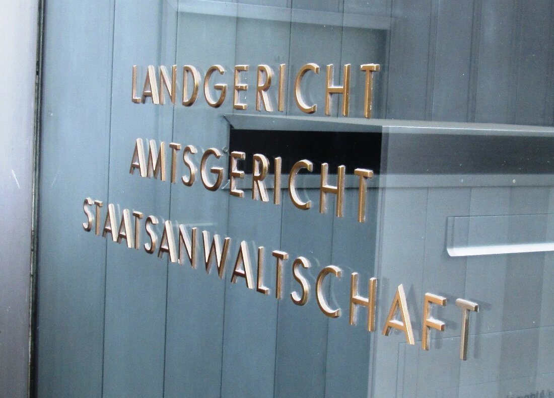 Weiden. Kleines Delikt, große Wirkung. Fahren ohne Fahrerlaubnis bringt einem 52-Jährigen am Amtsgericht Weiden eine Geldstrafe von 120 Tagessätzen ein, also vier Monatsverdienste. Und damit kommt der Angeklagte noch gut weg - bei seiner Vorgeschichte.