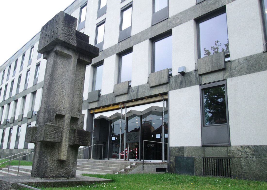 Weiden. Wie geht es weiter für eine 20-Jährige, die im Bezirkskrankenhaus Wöllershof zwei Mitpatientinnen erdrosseln wollte? Es gibt tatsächlich minimale Lichtblicke. In der Forensik in Taufkirchen, wo sie sich seit Oktober 2024 befindet, kam es zu keiner Fremdaggression mehr. Die 20-Jährige verletzte sich "nur" noch selbst.