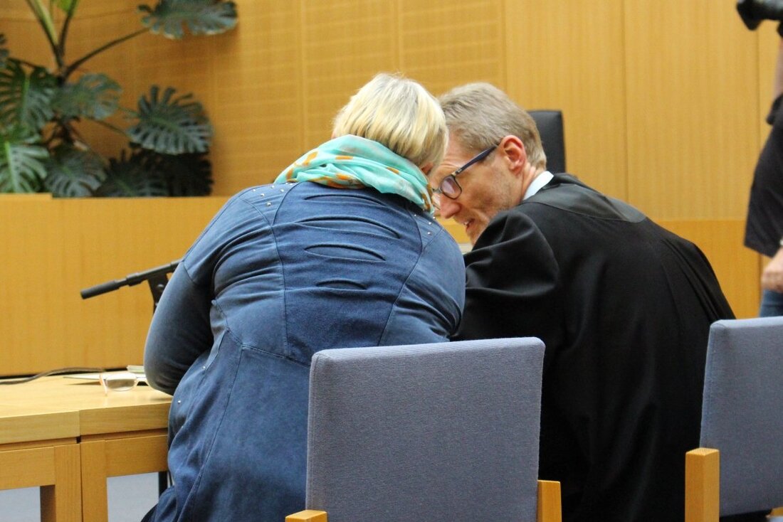 Weiden. Auch am zweiten Prozesstag im Fall des Drogenhandels mit Fentanyl-Pflastern hörte die Strafkammer weitere betroffene Ärzte. Ein Teil hatte bereits zu Verhandlungsauftakt am Dienstag ausgesagt: Das Muster mit dem die Angeklagte [&hellip;]