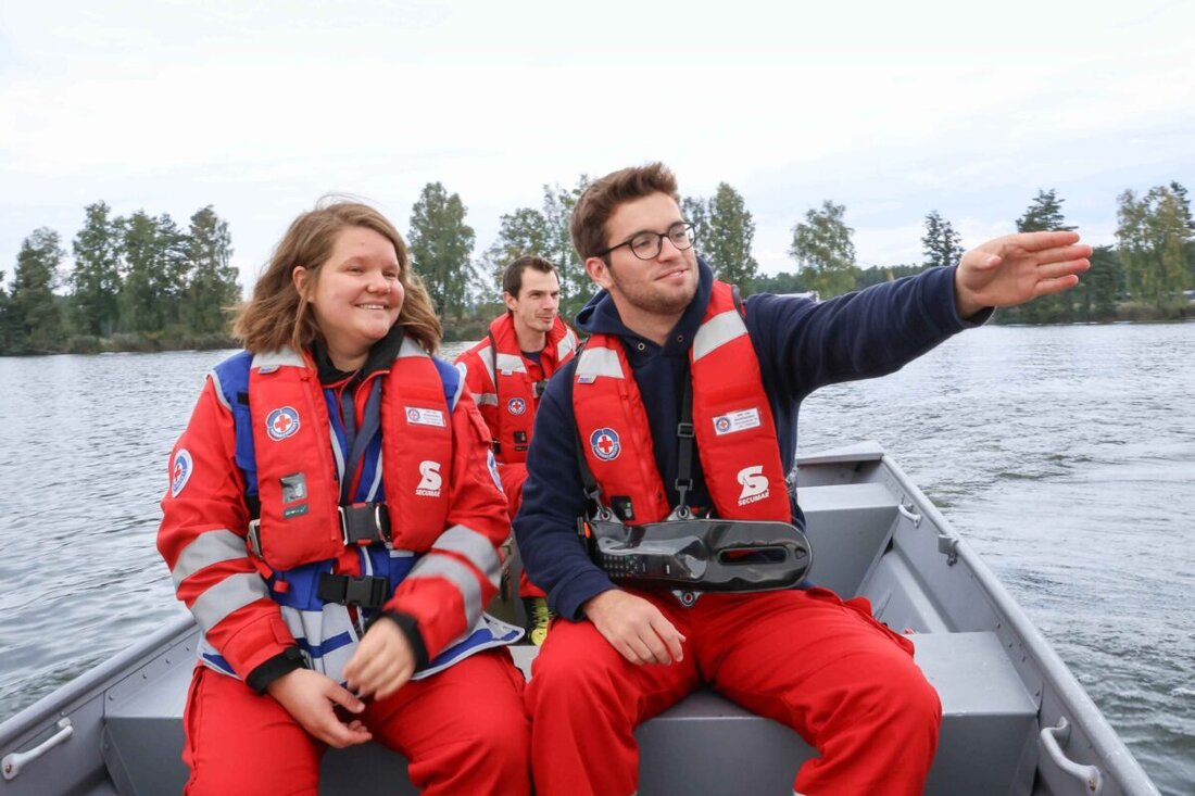 Landkreis Neustadt an der Waldnaab. Das Magazin Gern.Land! ist eine besondere Liebeserklärung an den Landkreis NEW und seine Menschen. Besonders die zahlreichen Ehrenamtlichen, auf in NEW zurecht besonders stolz ist, erhalten dort gebührend Platz. So wie Stephanie Englert von der Wasserwacht Weiherhammer. 