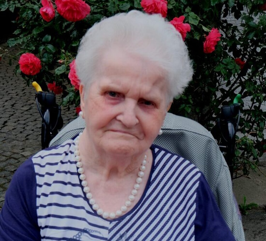 Floß. Gertraud Schieder aus Ellenbach hat am 10. Juni ihren 85. Geburtstag gefeiert. Trotz Lähmung seit 2001 steht ihr Ehemann Erich treu zur Seite; Familie, Caritas und ein fester Glaube tragen sie.