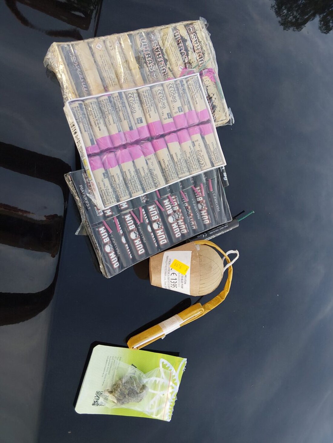 Waldsassen. Die Bundespolizei verzeichnete kürzlich zwei erfolgreiche Einsätze am Grenzübergang Waldsassen/Hundsbach. Dabei wurden gefährliche Feuerwerkskörper und Cannabis-Produkte aus dem Verkehr gezogen.