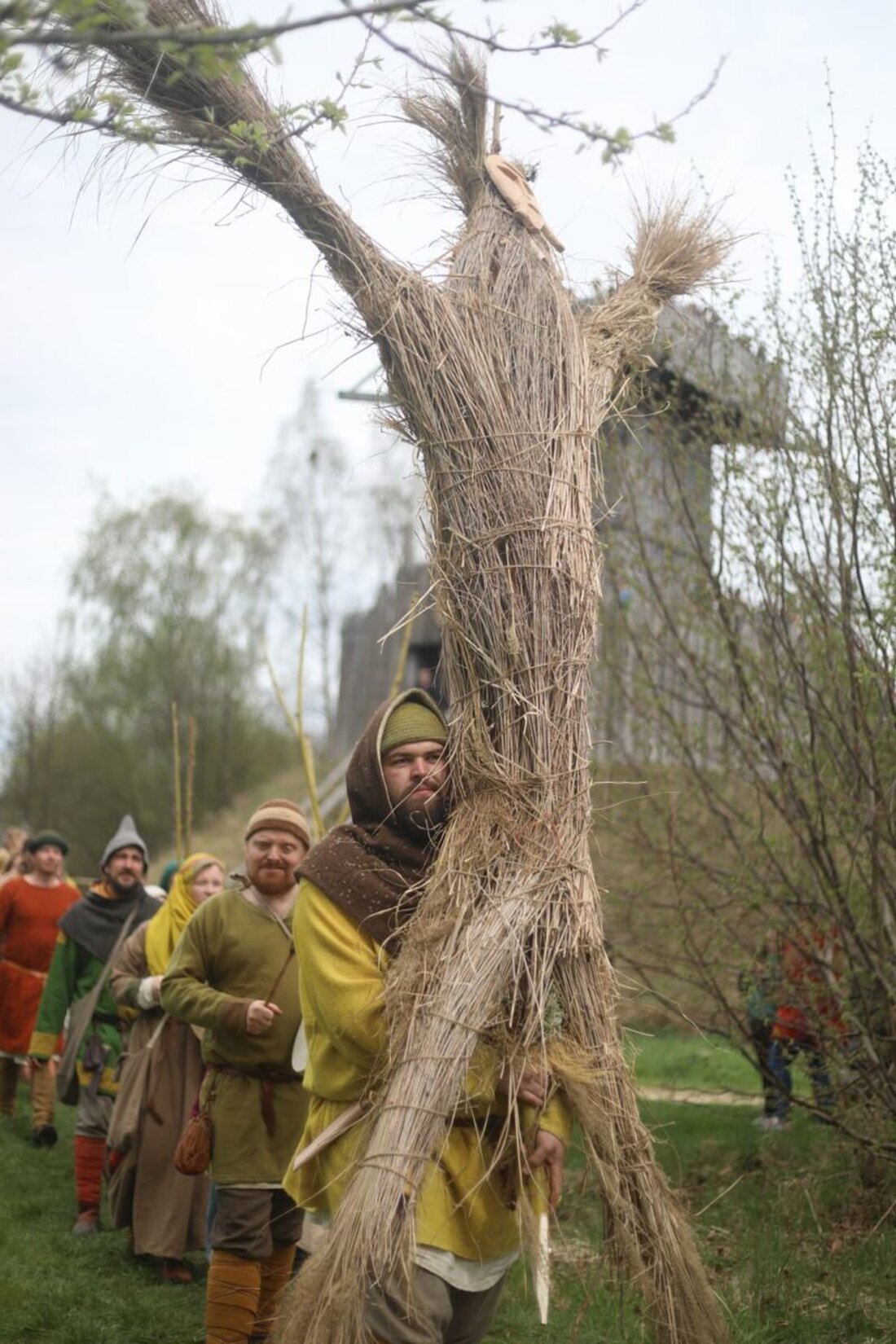Bärnau. Hunderte Besucher haben am Ostermontag den Beginn des Frühlings gefeiert. Besonders eindrucksvoll war die Verbrennung des Winters. Fehlen durften bei dem Fest natürlich auch Kinderstationen und gutes Essen nicht. 