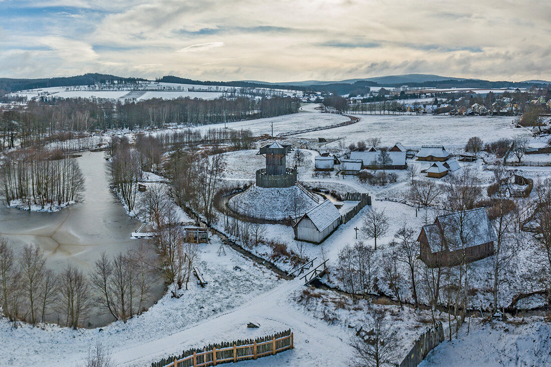 Bärnau. Der Geschichtspark Bärnau-Tachov erhält eine zusätzliche Förderung von 600.000 Euro durch die Fraktionsinitiative zum Haushalt 2025, wovon voraussichtlich 500.000 Euro ausgezahlt werden. Diese Unterstützung sichert die Zukunft des Parks und stärkt die bayerisch-tschechische Zusammenarbeit.
