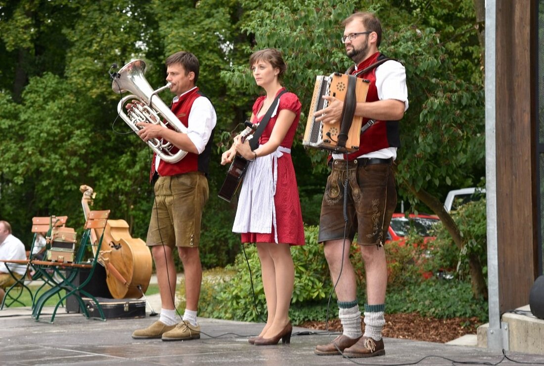 Weiden. Auch in der diesjährigen Weidener Sommer-Serenaden-Saison darf die „Serenade der Volksmusik“ nicht fehlen. Seit einigen Jahren hat sich diese beliebte Veranstaltung, bei der mehrere Musik- und Tanzgruppen aus dem [&hellip;]
