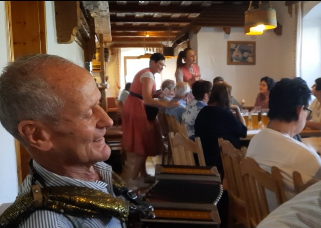 Eslarn. Bei der Zoiglfahrt des VdK-Ortsverbands Pfreimd sorgte der Lottner Rudl mit steirischer Harmonika in der Zoiglwirtschaft Strehern für beste Stimmung. Gäste aus Pfreimd, Weihern und Trausnitz genossen Zoigl und Brotzeit.