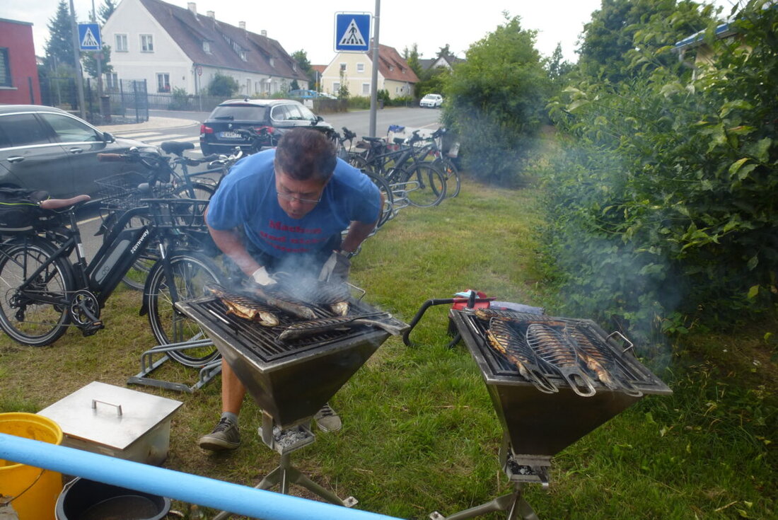 Weiherhammer. Mit Musik, Gesang und Grillduft verabschiedete sich der MGV 1914 Mantel am 23. Juli im TSG-Sportheim in die Sommerpause. Ehrenmitglieder, Sängerfrauen und viele Helfer sorgten für Stimmung, Forellen und Evergreens.