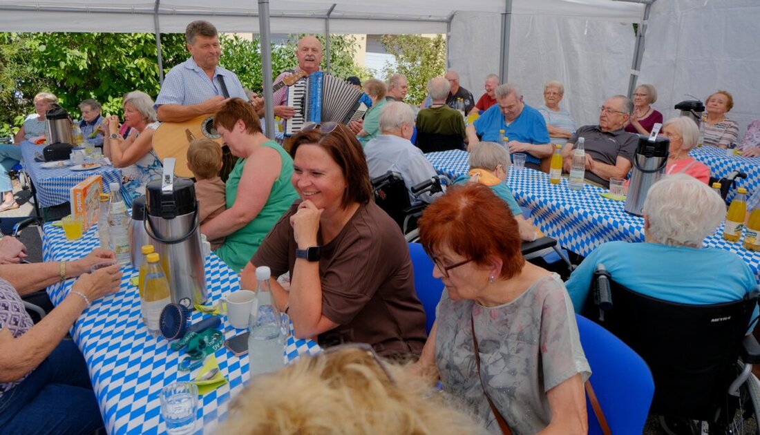 Floß. Bei Sonnenschein feierte das Seniorenwohnheim Am Reiserwinkel sein Sommerfest mit dem Duo D-Hogga, Fassanstich durch den Bürgermeister und einem 84. Geburtstag, der die Gemeinschaft bis in den Abend trug.