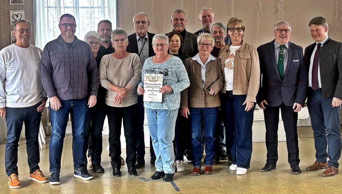 Weiden. Der Geselligkeitsverein „Unter uns“ blickte bei seiner 76. Jahreshauptversammlung im VfB-Sportheim aufs Jubiläumsjahr zurück und verzeichnete ein leichtes Kassenplus. Ehrungen und Lob aus dem Rathaus prägten den Abend.