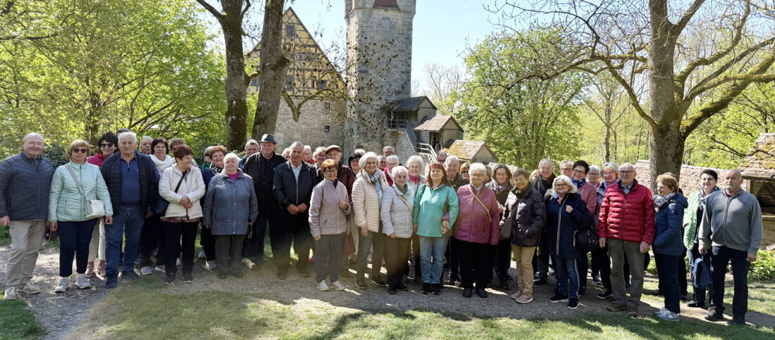 Rothenburg ob der Tauber. Die Gesellschaft Frohsinn reiste zu zwei Tagesfahrten an und erlebte eine besondere Führung. Margarete von Schwangau sang, spielte Flöte und erzählte von der tausendjährigen Geschichte der Reichsstadt.