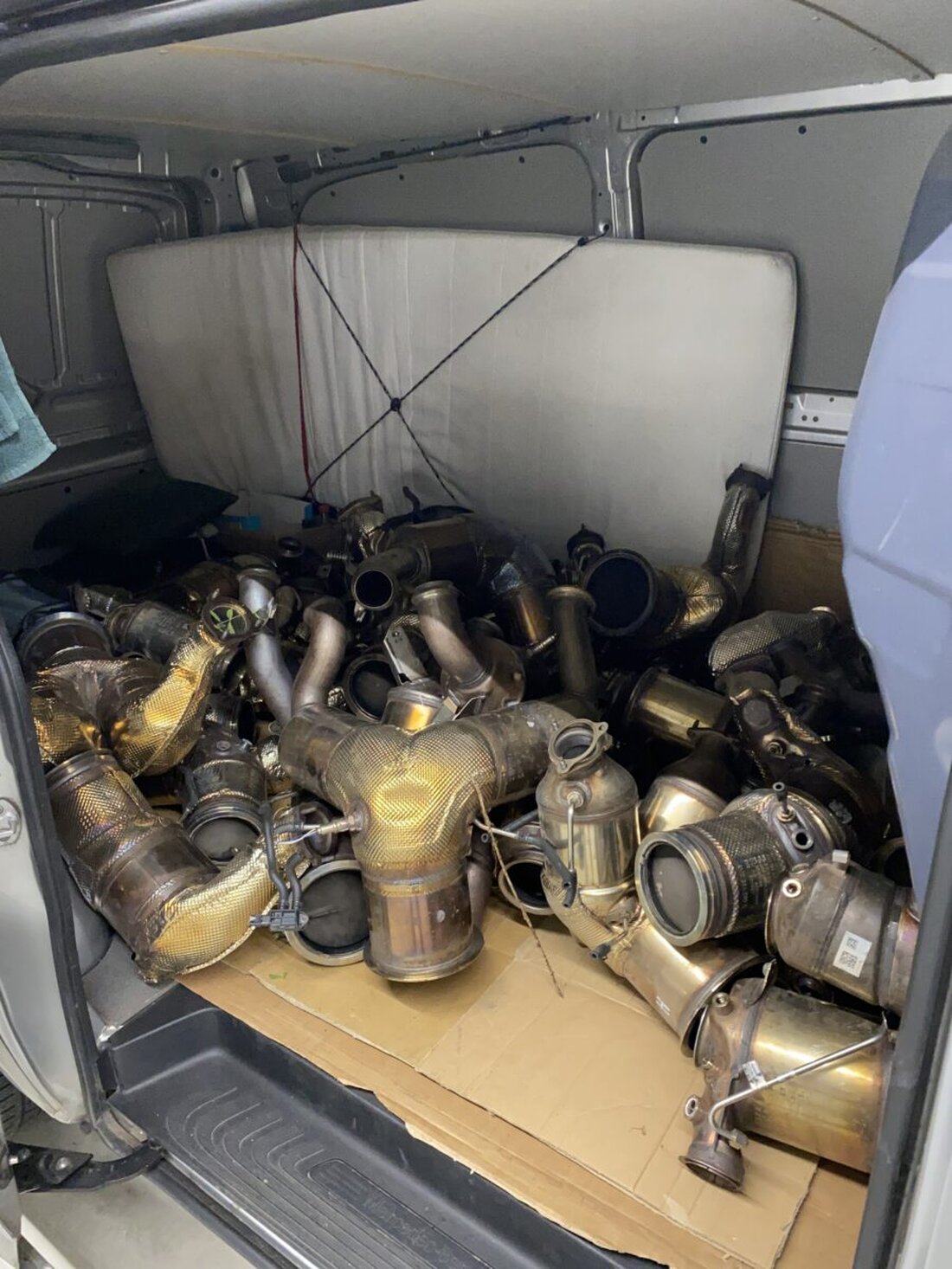 Waidhaus. Am 3. August wurden zwei Polen mit 46 mutmaßlich gestohlenen Katalysatoren im Wert von ca. 9.200 Euro auf der Autobahn A6 gestoppt und die Ware sichergestellt.