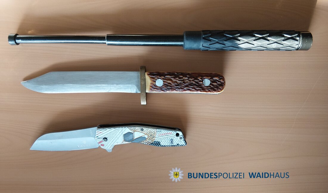 Waidhaus. Bei Grenzkontrollen auf der A6 fassten Bundespolizisten einen 35-jährigen Mann mit Haftbefehl und fanden in seinen Taschen ein Einhandmesser, einen Teleskopschlagstock und ein weiteres Messer.