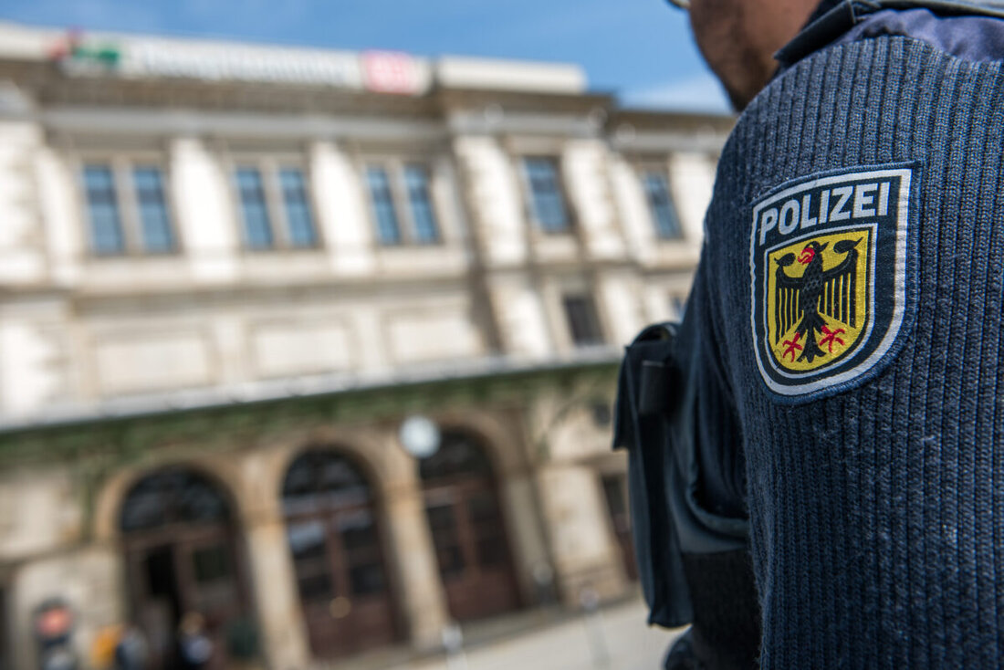 Weiden. Bundespolizeiinspektion Waidhaus hat einen per Haftbefehl gesuchten Straftäter am Bahnhof Weiden festgenommen und ins Gefängnis eingeliefert. Der 46-Jährige wurde wegen versuchter gefährlicher Körperverletzung zu einem Jahr Freiheitsstrafe verurteilt.