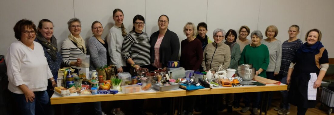 Floß. Beim Kochkurs des katholischen Frauenbunds zeigte Sylvia Mauermeier, wie man gesunde Ernährung in den Alltag integriert, unter anderem durch Austausch von Fleisch durch Austernpilze. Die Teilnehmerinnen lernten nicht nur theoretisch, sondern kochten gemeinsam und probierten verschiedene gesunde Gerichte.