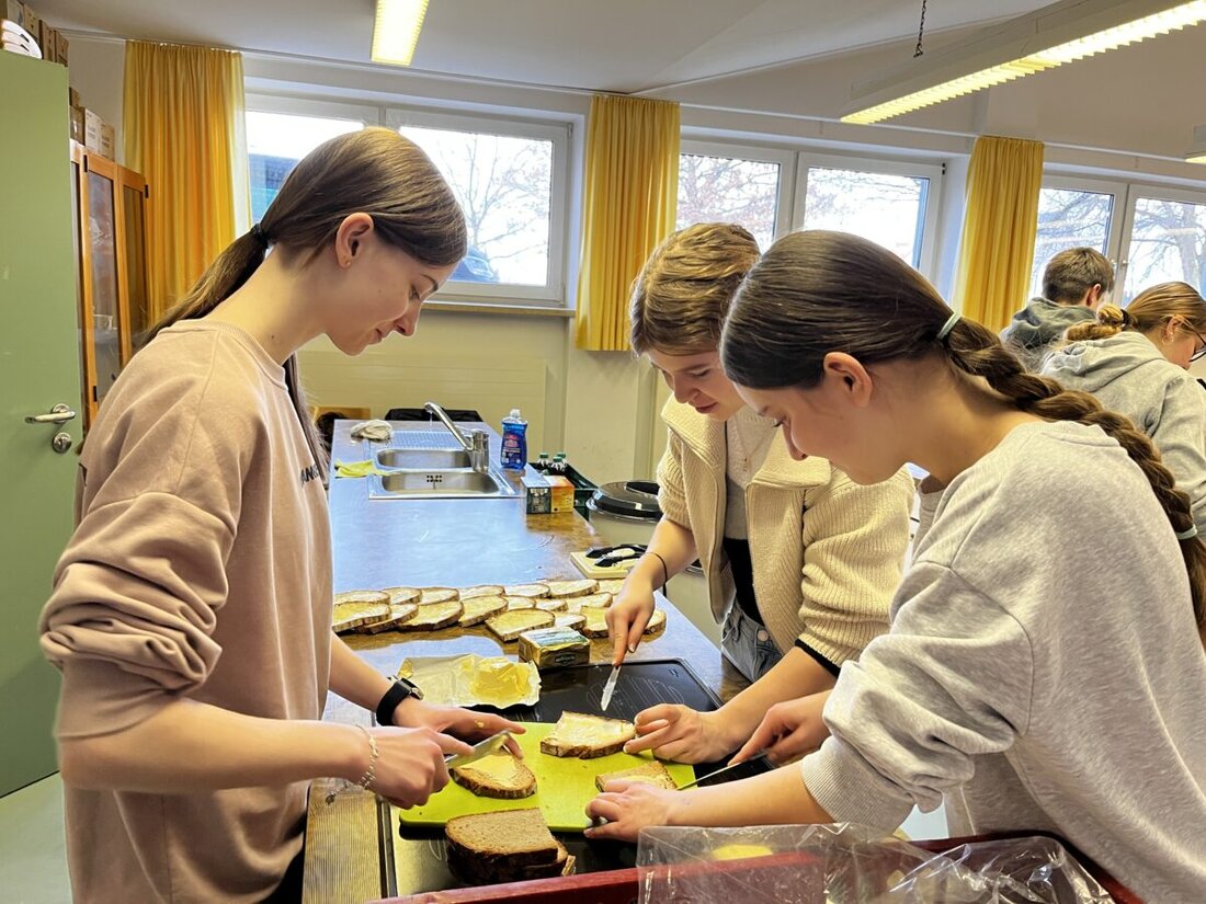 Vohenstrauß. Die Realschule Vohenstrauß organisierte das Projekt "Gesunde Pause", um Schülern die Bedeutung gesunder Ernährung näherzubringen. Über 460 Schüler konnten aus elf Frühstücksvariationen wählen, unterstützt von Eltern und lokalen Geschäften.