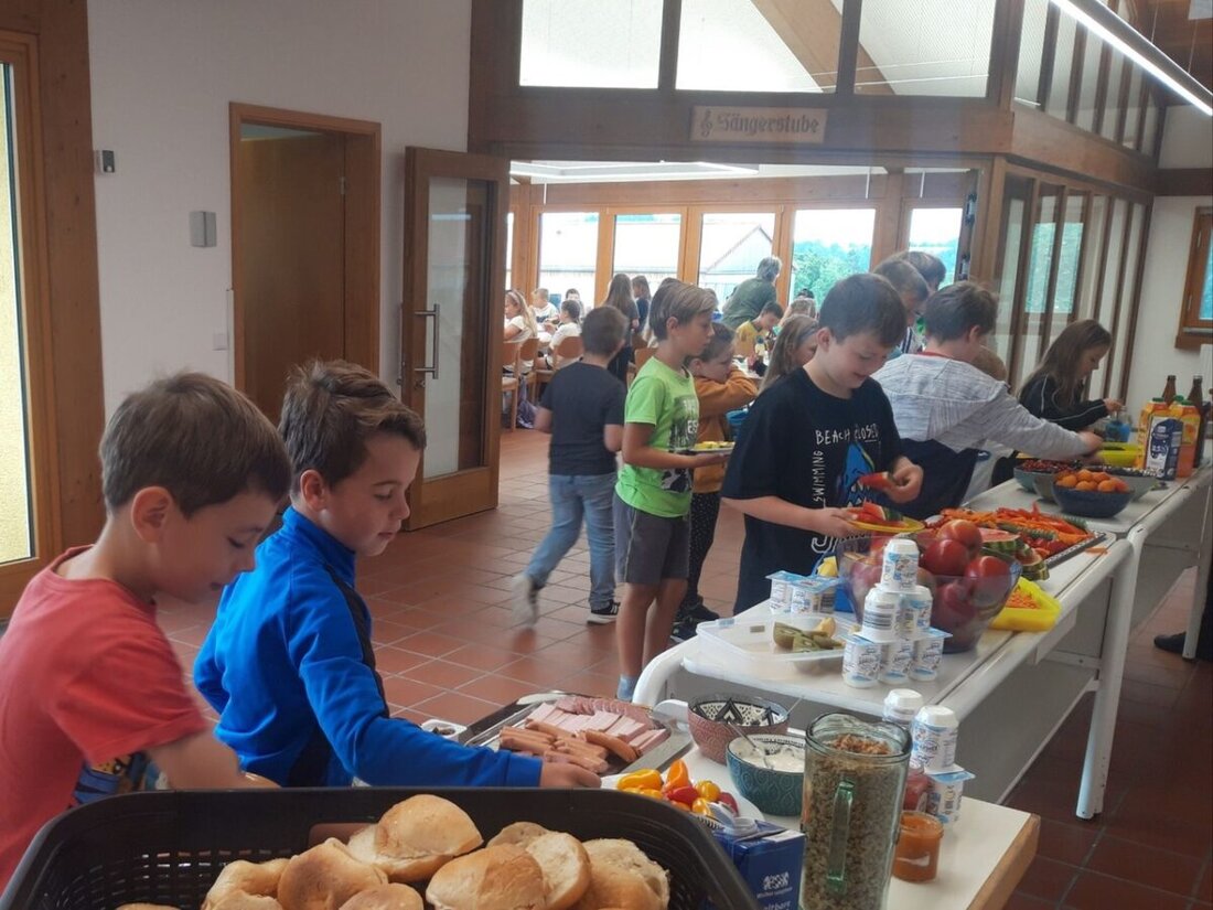 Leuchtenberg. An der Grundschule wurde ein gesundes Frühstück vom Elternbeirat organisiert, das bei den Schülern, besonders nach einer Lesenacht, für Begeisterung sorgte. Schulleiterin Katja Meidenbauer dankte für das Engagement.