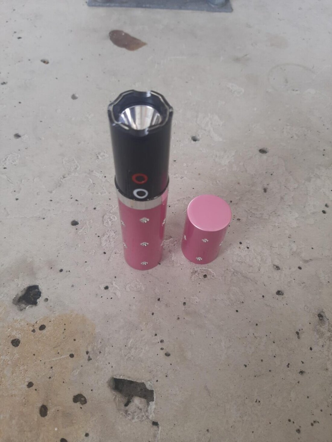 Waidhaus. Bundespolizisten entdeckten bei Grenzkontrollen auf der Autobahn A6 einen als Lippenstift getarnten Schocker bei einer Tschechin. Das ohne Prüfzeichen geführte Elektroimpulsgerät wurde als illegale Waffe eingestuft, sichergestellt und führte zu einem Ermittlungsverfahren.