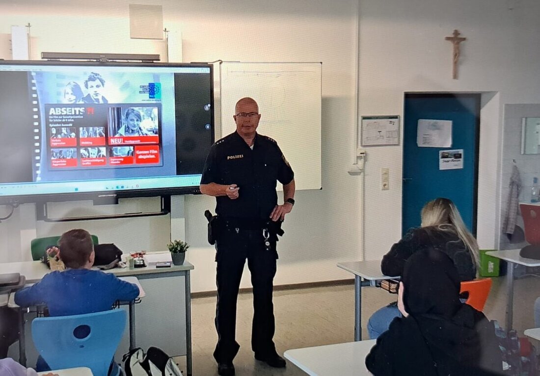 Pressath. Was ist der Unterschied zwischen „einfachen“ Beleidigungen und gezieltem Mobbing? Und wo beginnt eigentlich Gewalt? Antworten auf diese Fragen erhielten die Schülerinnen und Schüler der 7. Klasse der Mittelschule Pressath vom Jugendkontakt-Beamten der Polizeiinspektion Eschenbach, Martin Behrendt.