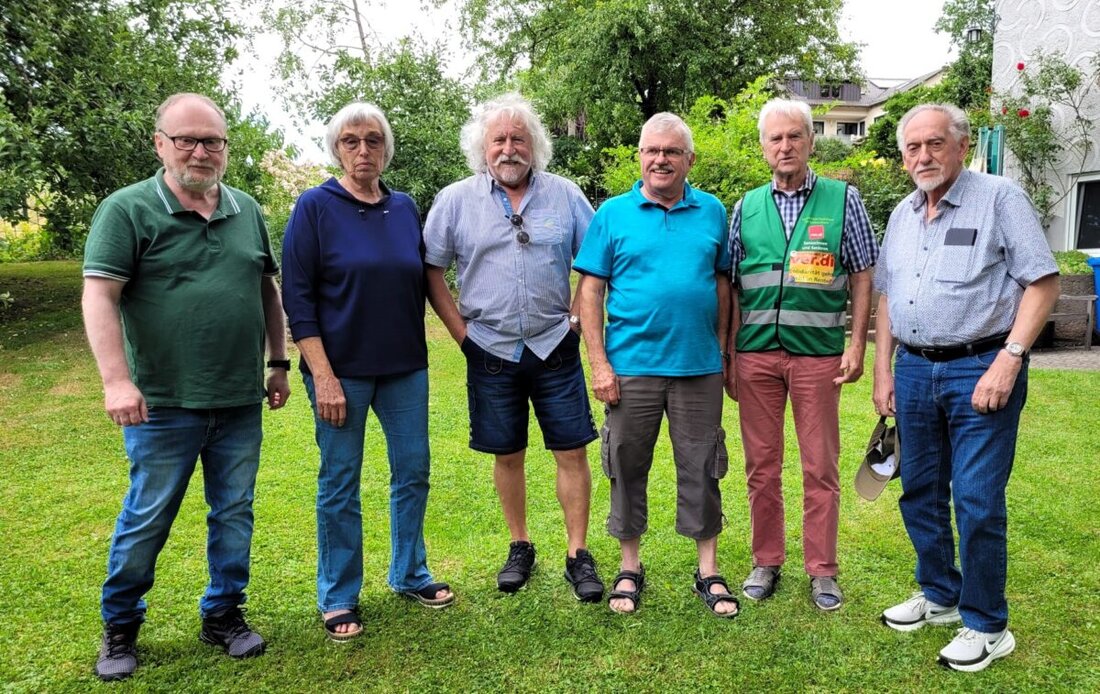 Wollau. Der langjährige Gewerkschafter Gerhard Merkl hat seinen 70. Geburtstag gefeiert. Seit 1974 engagiert, gratulierten ihm im Garten Kollegen aus Post, Telekom und Logistik, darunter Karin Neugirg und Manfred Haberzeth.