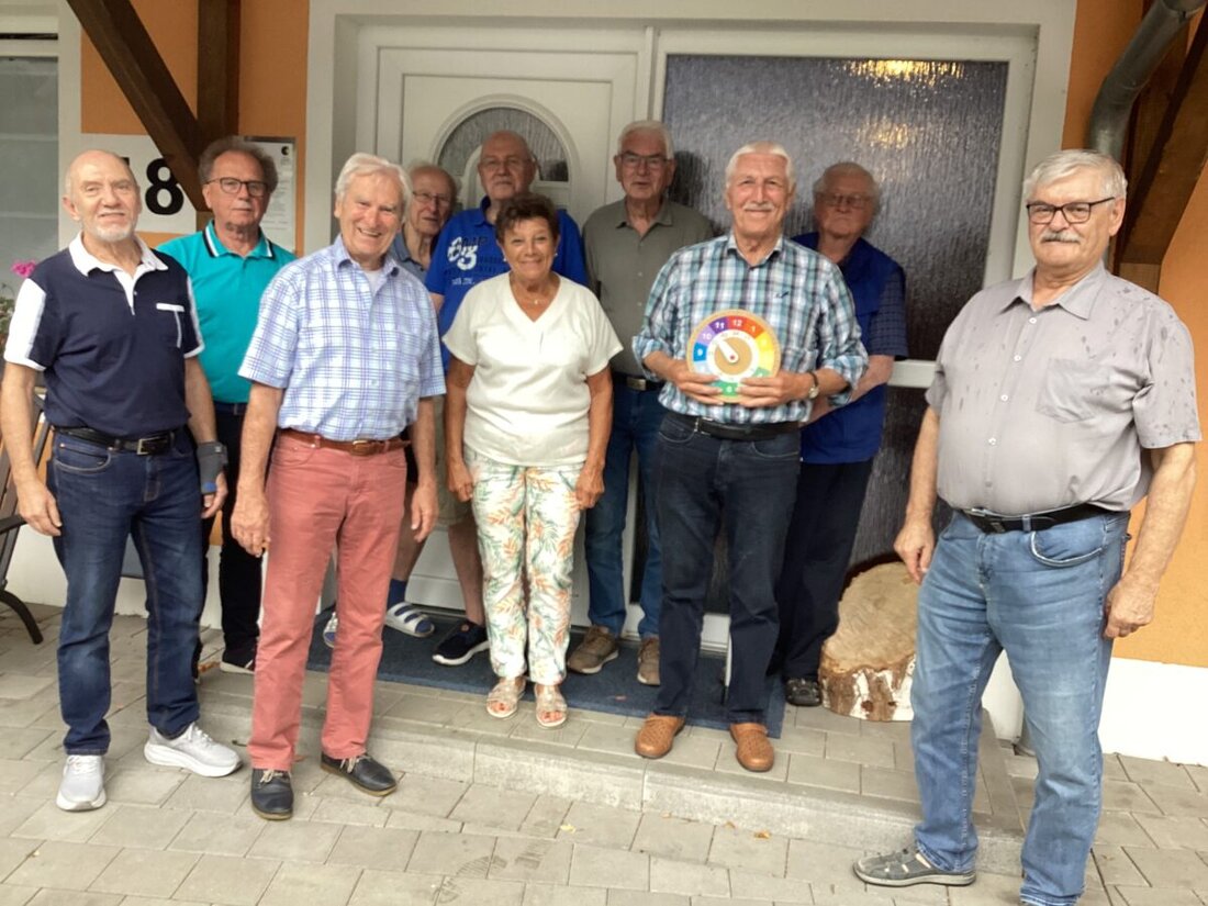Grafenwöhr. Hans Erfurt wird am 5. September 2026 80 Jahre alt. Kolleginnen und Kollegen aus dem Vierstädtedreieck gratulierten vorab in der Monatsversammlung und würdigten sein 50 Jahre währendes gewerkschaftliches Engagement.