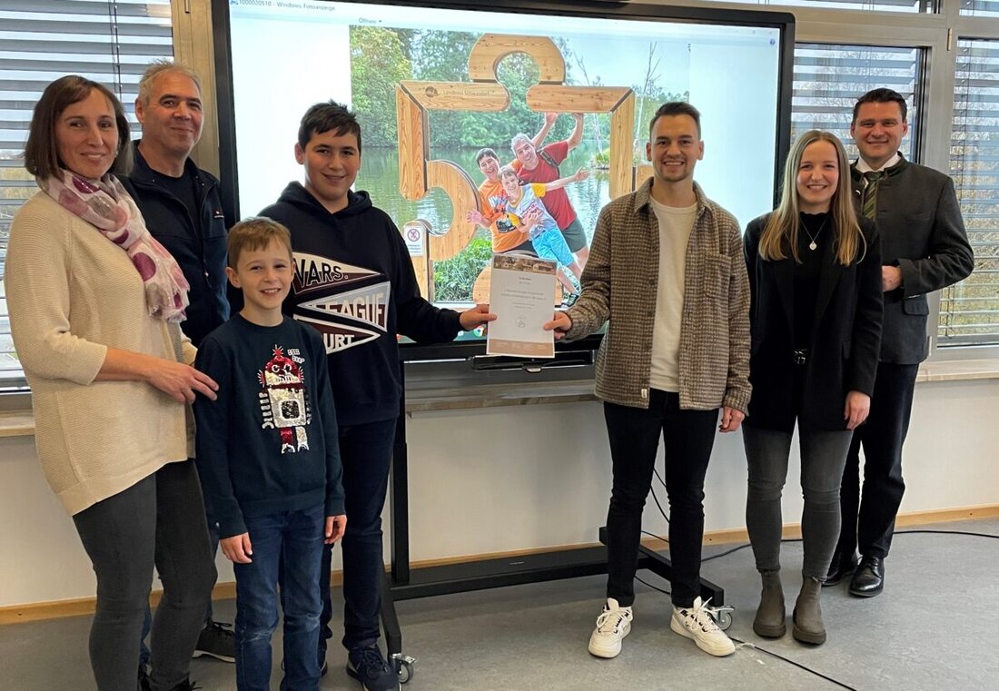 Schwandorf. Gewinner der Puzzle-Mitmachaktion wurden für den Zeitraum vom 12. August bis 30. September 2024 ermittelt, Preise wie Rundflüge und Alpakawanderungen vergeben. Familie Söllner aus Schwandorf gewann zwei Übernachtungen am Steinberger See.