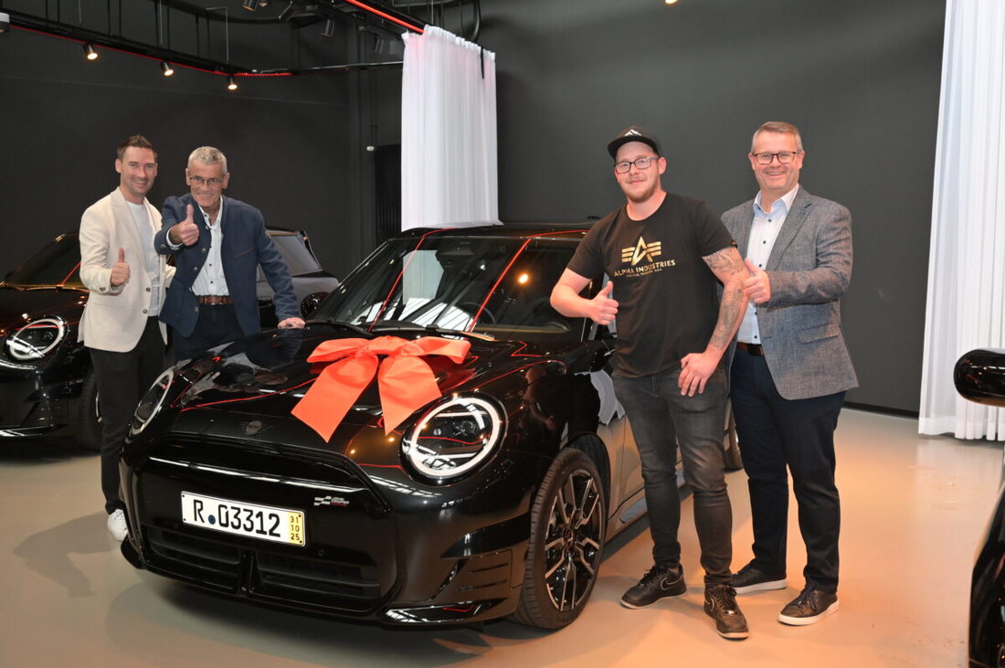 Eslarn. Gewinnsparer Kevin Brenner hat beim Gewinnsparen der Volksbank Raiffeisenbank Nordoberpfalz einen MINI Cooper SE im Wert von 40.000 Euro gewonnen. Die Übergabe erfolgte in München, Bankvertreter aus Weiden gratulierten.