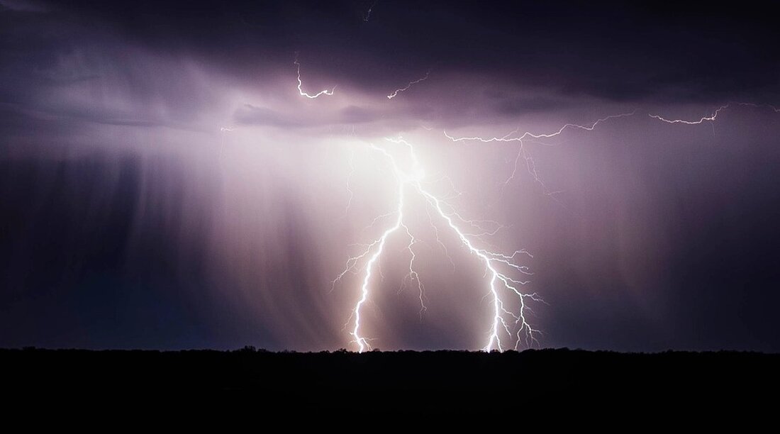 Falkenberg. Bei dem Unwetter am Montagabend musste die Feuerwehr ausrücken: In einer alten Feldscheune schlug der Blitz ein.  Im Bodenreuther Weg schlug bei dem Unwetter gegen 18.35 Uhr der Blitz [&hellip;]