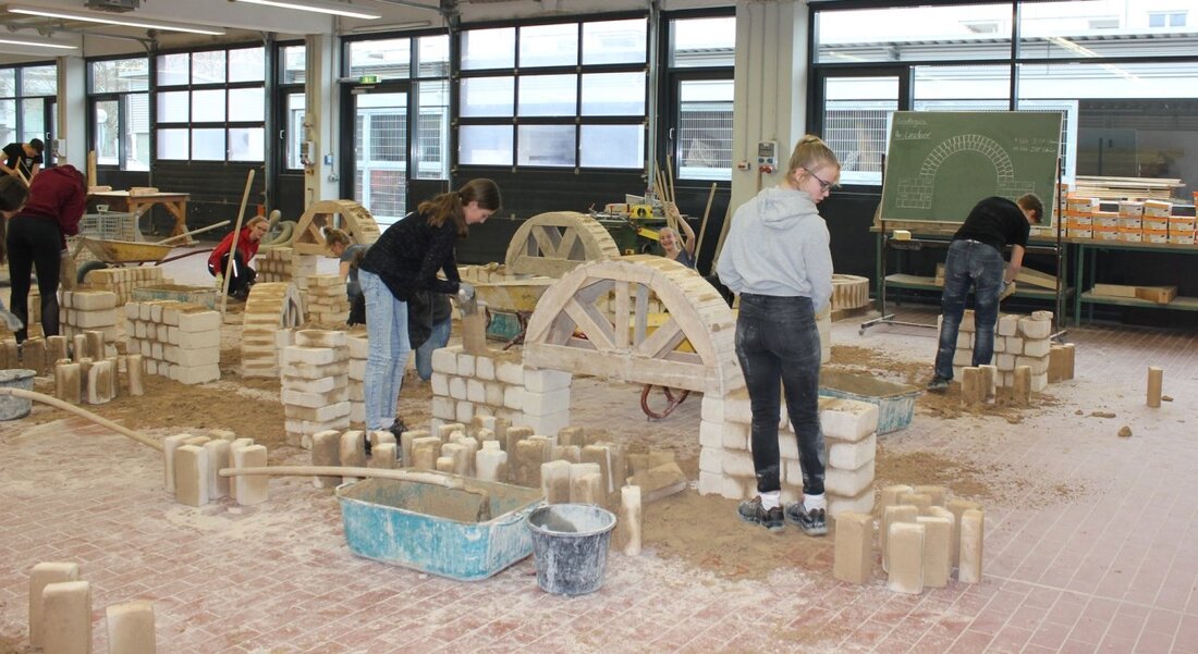 Weiden. Ein Tag im Handwerk – Einblicke in die Fachbereiche Bau, Elektrotechnik, Holz, Metall und Maler sammelten 15 Mädels im Bildungszentrum Weiden. „Der Girls‘ Day ist eine tolle Aktion. Wir sind [&hellip;]