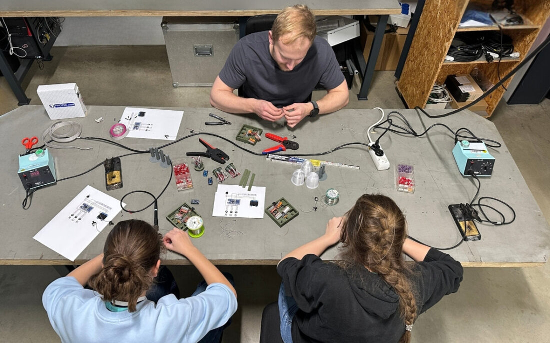 Windischeschenbach. Beim bundesweiten Girls’ Day am 23. April 2026 öffnete microSYST die Werkstätten: Zwei Schülerinnen erlebten Technik zum Anfassen. Sie löteten eine Schaltung, schrieben Code und fanden Freude am Ausprobieren.
