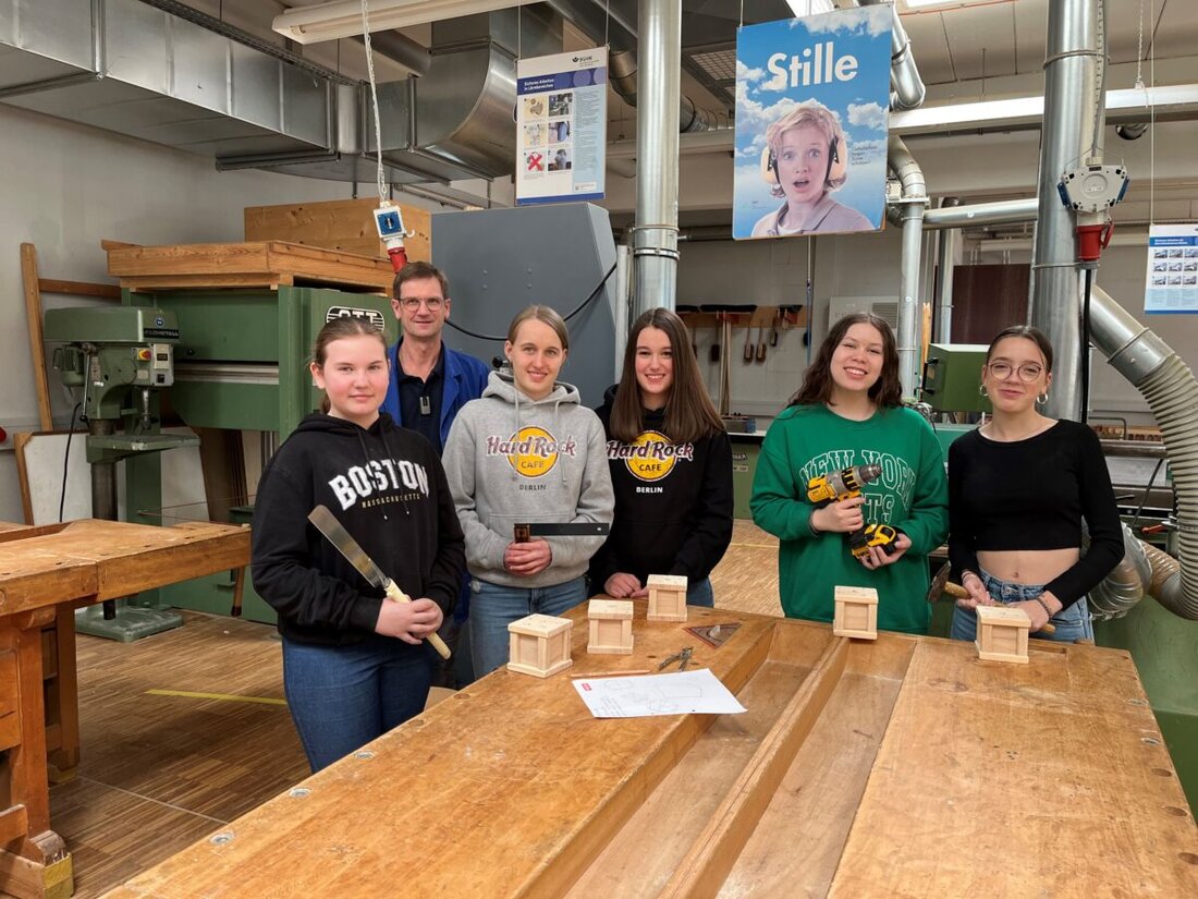 Weiden. Am "Girls' Day" schnupperten acht Schülerinnen in Weiden in Handwerksberufe. Das Bildungszentrum bekräftigt die Bedeutung der Aktion für berufliche Orientierung.