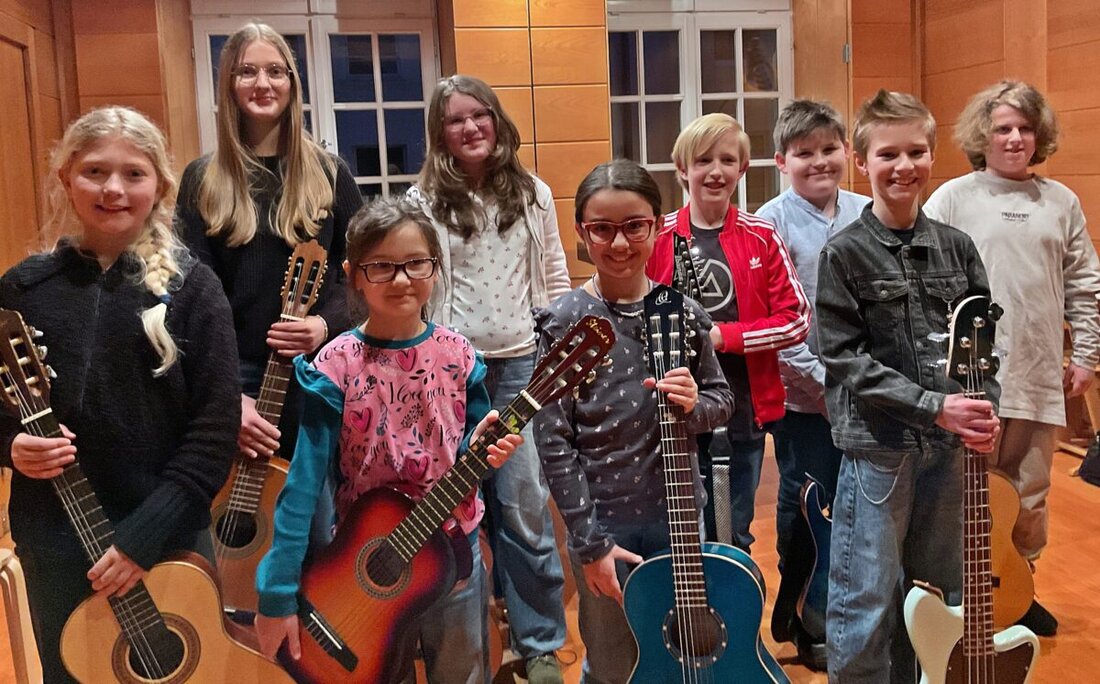 Weiden. Ein Vorspiel der Gitarrenklasse von Melanie Häckel begeisterte im Auditorium der Musikschule mit Pop, Rock und klug gewählten Lehrstücken. Junge Talente zeigten Spielfreude, Vielfalt und hörbare Fortschritte.