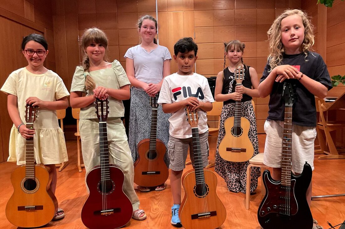 Weiden. Trotz hochsommerlicher Hitze füllte sich das Auditorium der Franz-Grothe-Schule. Beim Vorspiel der Gitarrenklasse von Melanie Häckel begeisterten junge Talente mit Pop, Rock und gefühlvollen Instrumentalstücken.