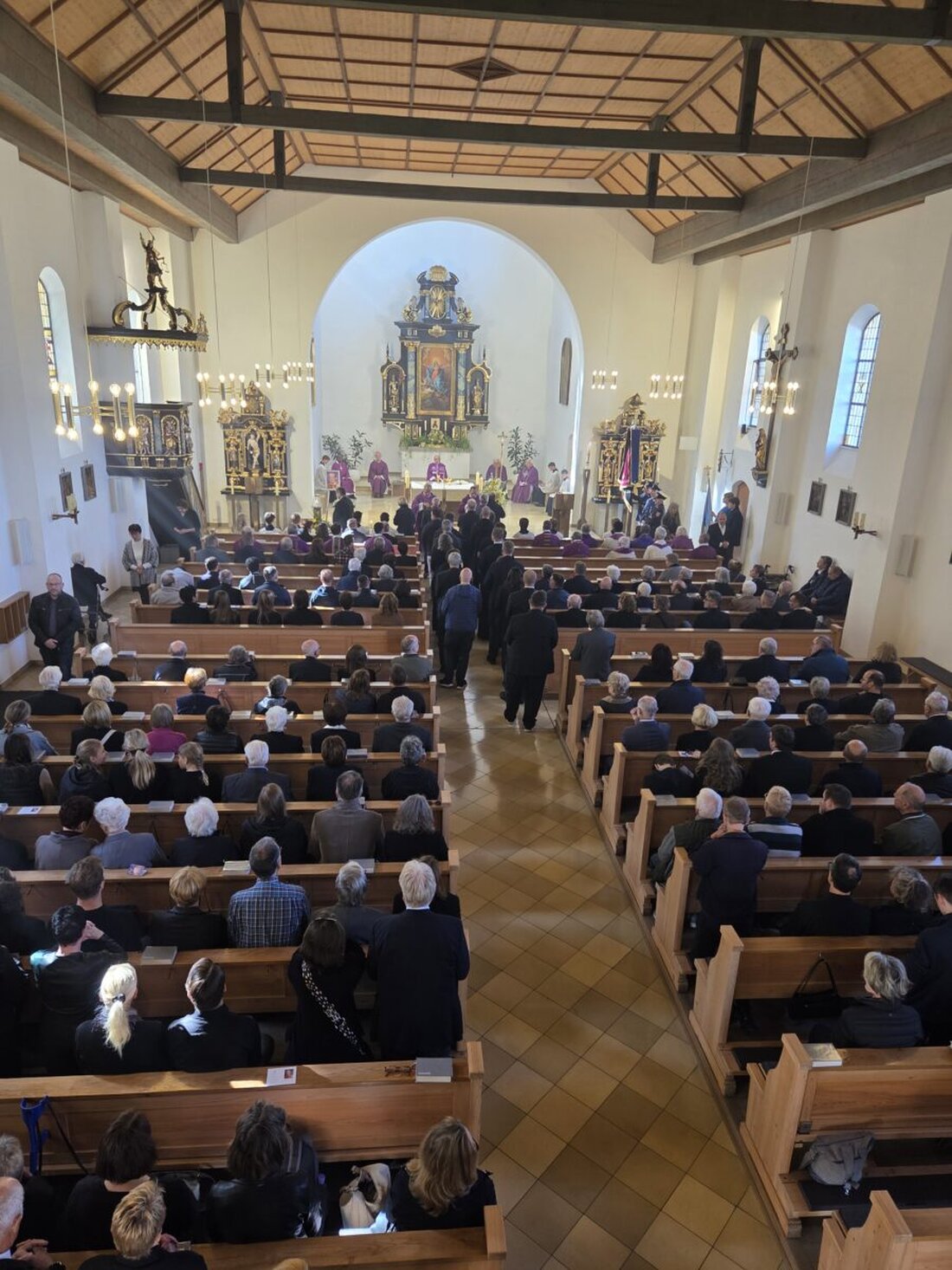 Weiden/Lappersdorf. Elf Jahre lang wirkte Andreas Reber als Pfarrvikar in Herz Jesu und St. Johannes in Weiden. Im Alter von 59 Jahren ist er in Regensburg verstorben. Zahlreiche Wegbegleiter aus Weiden nahmen nun bei der Beisetzung in Lappersdorf Abschied.
