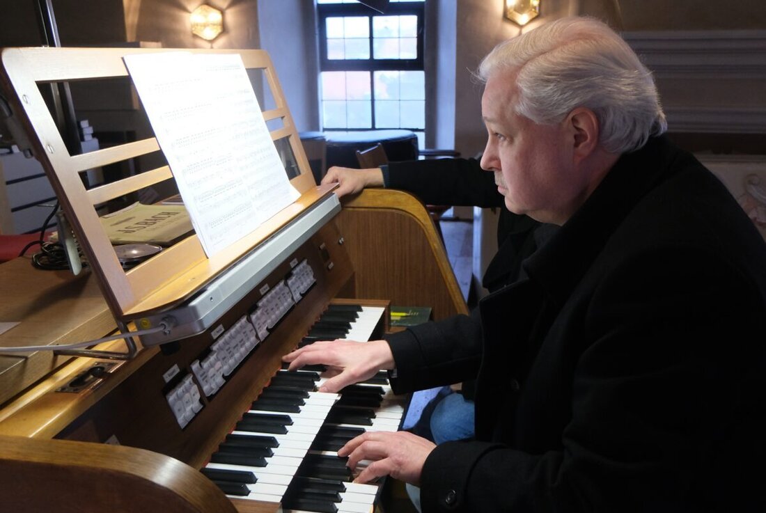 Floß. Die evangelische Kirchengemeinde erlebte ein bewegendes Passionskonzert „Über-Wunden“ in St. Johannes Baptista. Kantor Andreas Kunz vereinte Chöre und Musiker; Römischer sprach Texte, Spenden halfen der Telefonseelsorge.