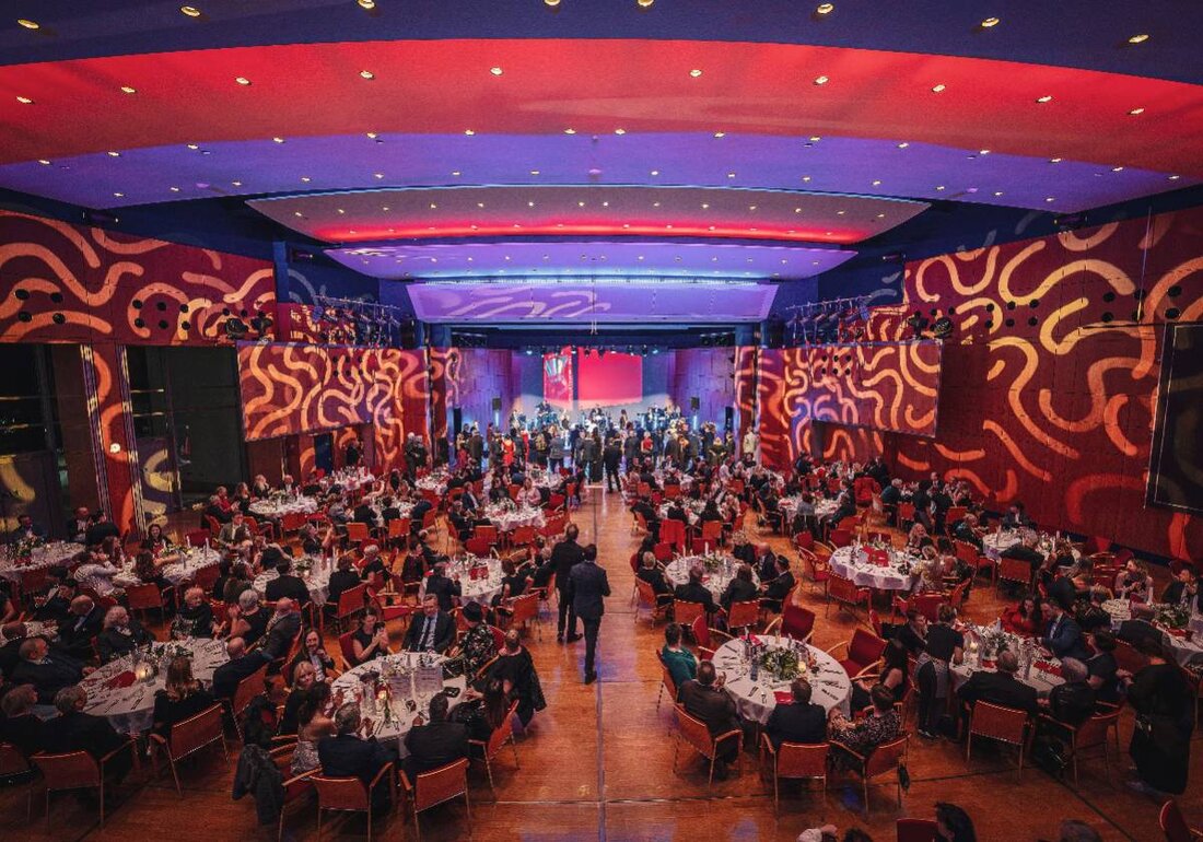 Amberg. Die Amberger Gesellschaft Narrhalla Rot-Gelb lädt ins Amberger Congress Centrum in Amberg zum festlichen Neujahrsball mit Inthronisation der Prinzenpaare, schwungvoller Live-Musik und elegantem Ambiente ein. Sichern Sie sich ein Ticket auf okticket.de.