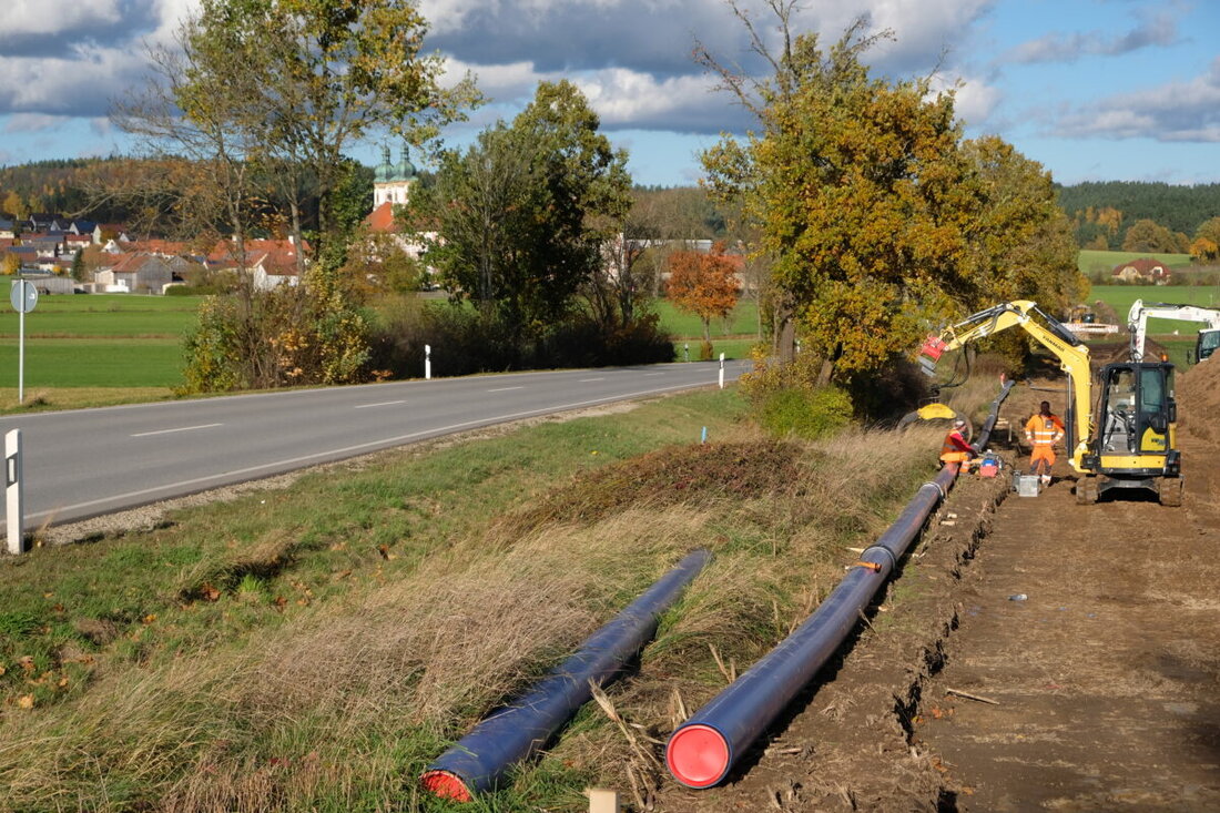 Speinshart. In der Bürgerversammlung standen Glasfaserausbau und Trinkwasser im Fokus. Die Telekom legt vor und bietet noch kostenfreie Hausanschlüsse; bestätigt der Zweckverband beste Wasserqualität und kündigt Beiträge an.