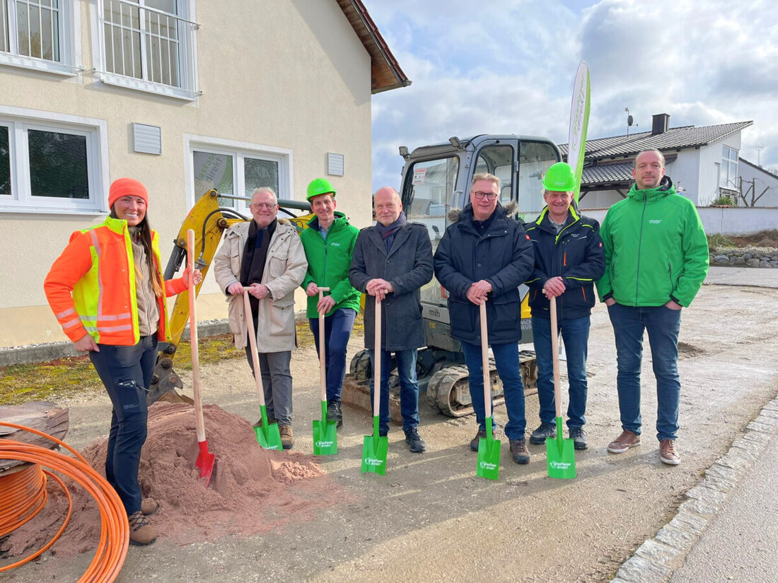 Schwandorf. In Haselbach ist der Spatenstich für den Glasfaserausbau erfolgt und damit der Start für eine leistungsfähige digitale Infrastruktur. Geplant sind eine Infoveranstaltung und Infostände mit Beratung vor Ort.