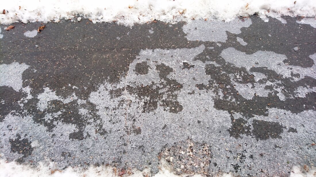 Weiden. Nun war es auch in Weiden soweit. Wegen Glatteis krachte es nun auch am Hammerweg.  Ein Weidener (39) war gerade mit seinem Auto am Hammerweg unterwegs. Dabei musste er [&hellip;]