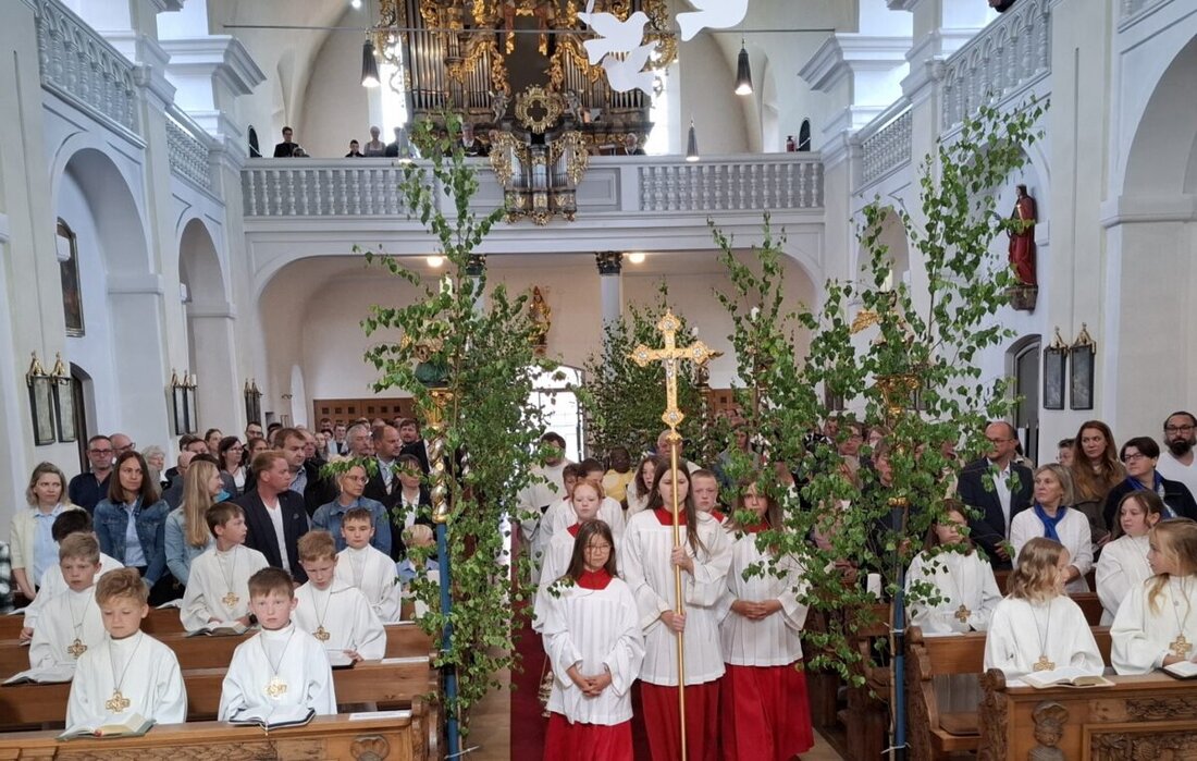 Eslarn. Mit Messe und Prozession feierte die Pfarreiengemeinschaft Eslarn-Moosbach am Sonntag das Nach-Fronleichnamsfest; Blumenteppiche, Altäre und viele Mitfeiernde setzten ein Zeichen für Glauben und Tradition.