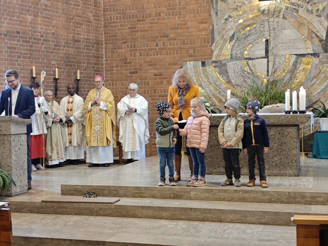 Weiden. Mit einem festlichen Gottesdienst hat die Kirche Maria Waldrast ihr 60-jähriges Bestehen gefeiert, dem Weihbischof Dr. Josef Graf vorstand. Kinder, Chor und Ehrengäste setzten starke Akzente für gelebten Glauben.