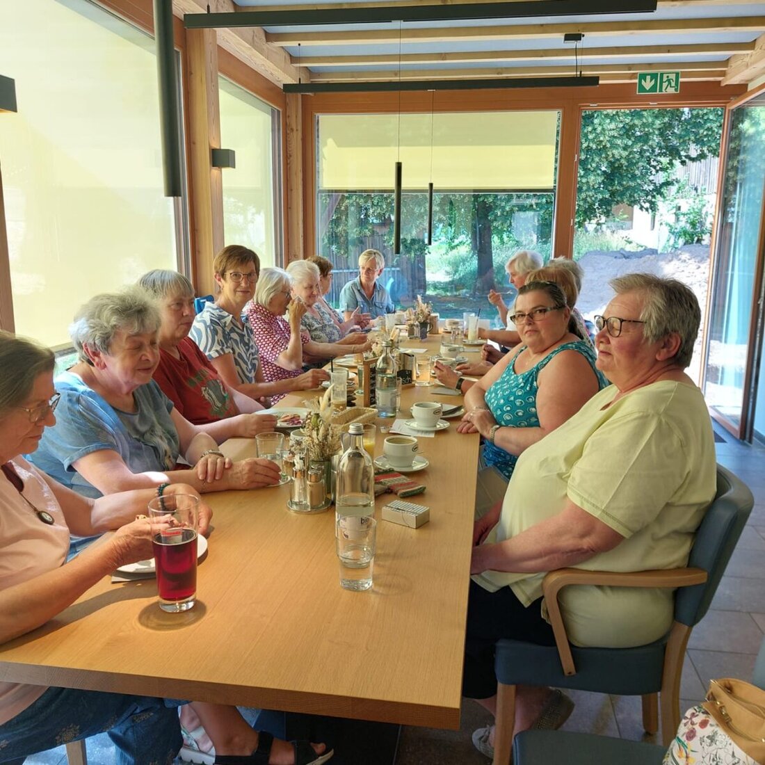 Gleiritsch. Im Cafe „KaffeeZeit – Das Dorfcafe“ hat sich ein besonderer Treffpunkt für die ältere Generation etabliert: der Senior’n Stammtisch. Alle 14 Tage, jeweils mittwochs um 15 Uhr, öffnet das Café seine Türen für einen gemütlichen Nachmittag voller Austausch, Geselligkeit und Herzlichkeit.